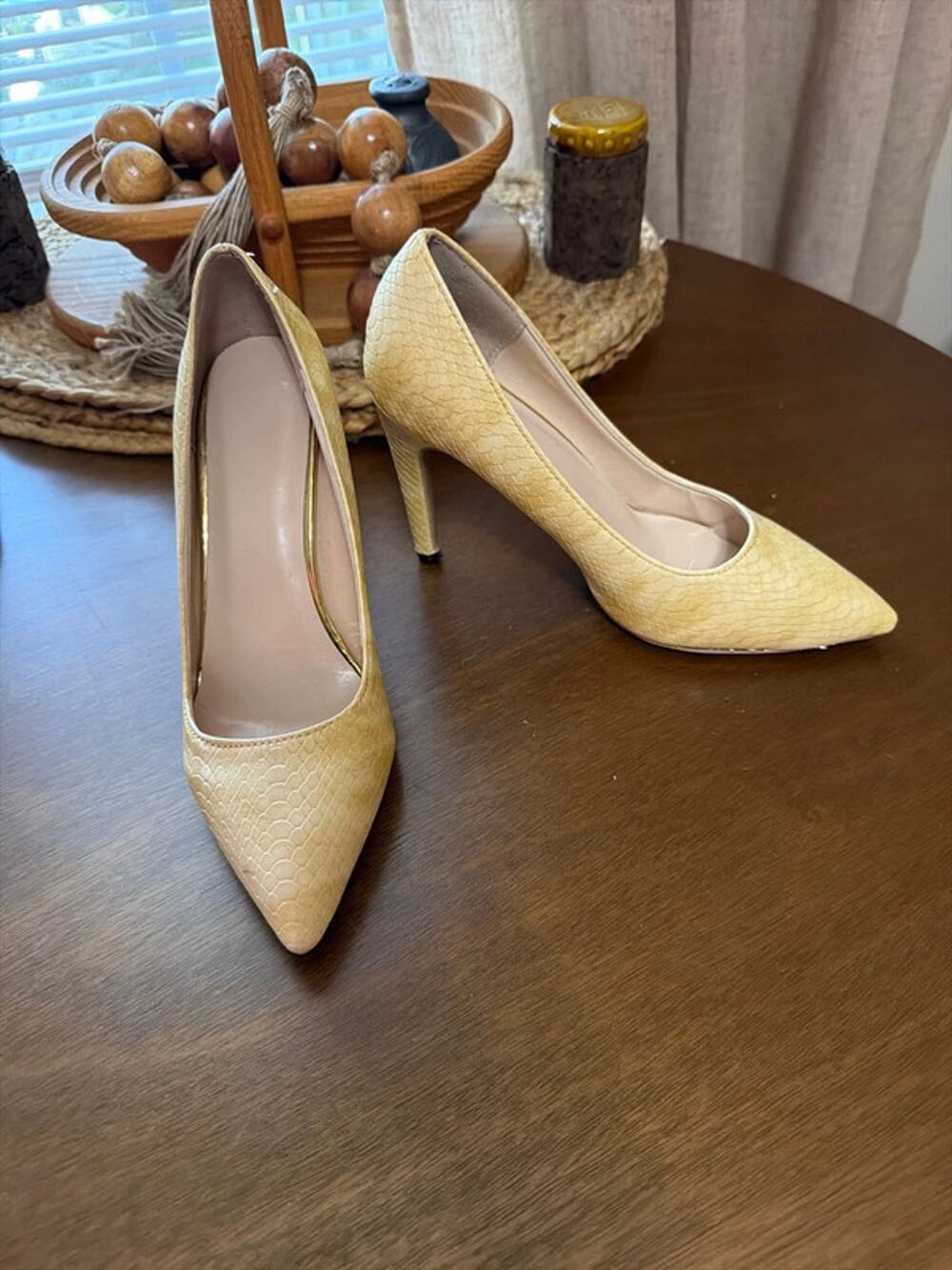 Yellow pumps, seven crock embossed imperfections 274